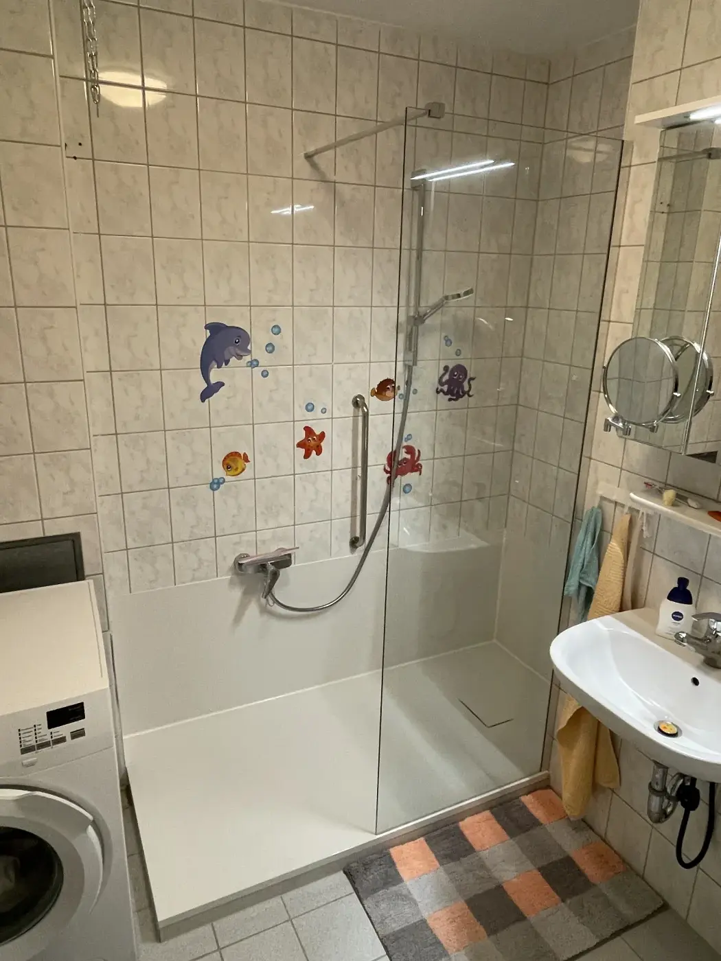 Barrierefreie Dusche mit Haltegriffen und Glaswand – Beispiel aus einem BADMEISTER-Projekt