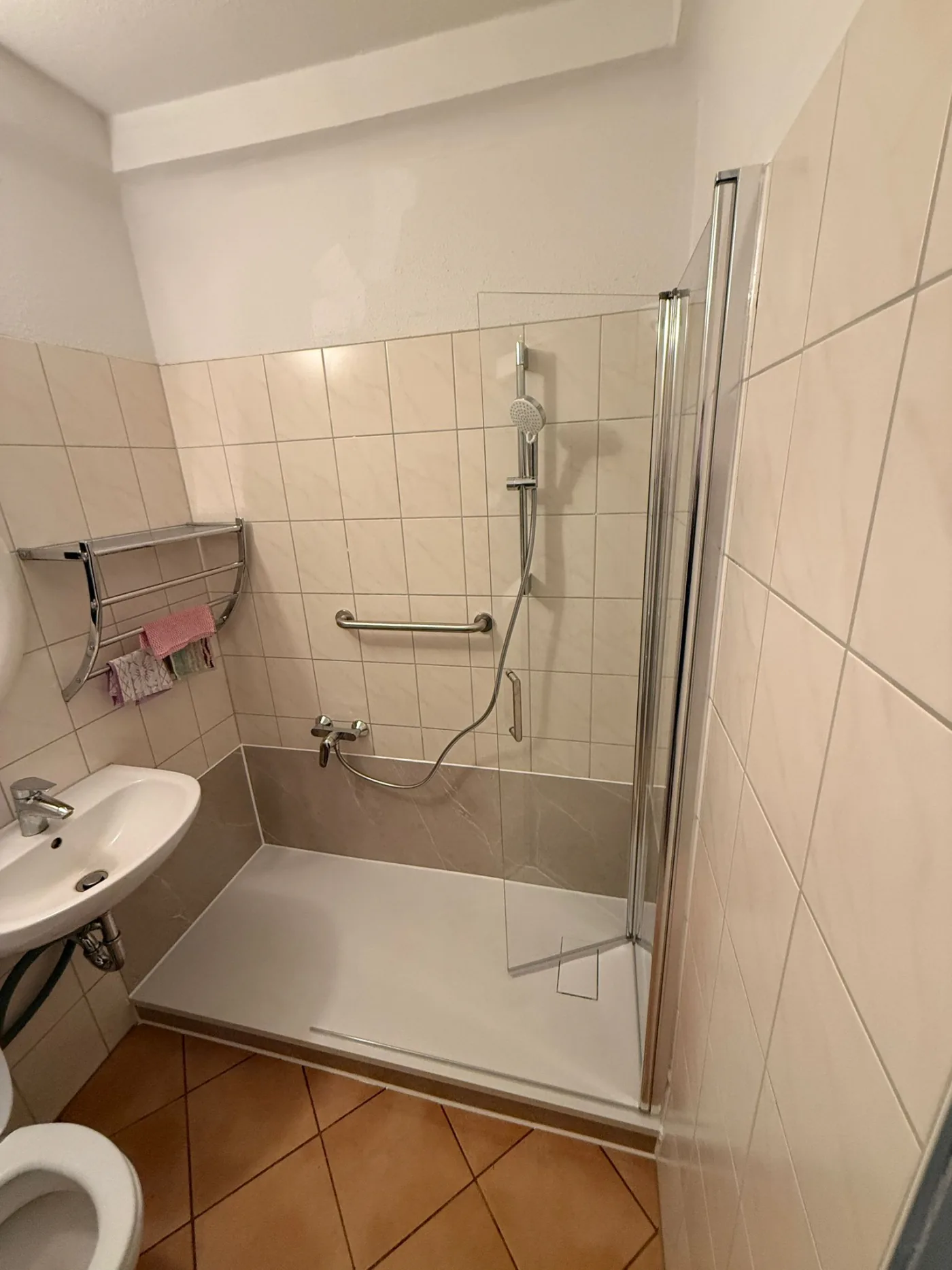 Barrierearme Dusche mit Haltegriff und niedrigem Einstieg