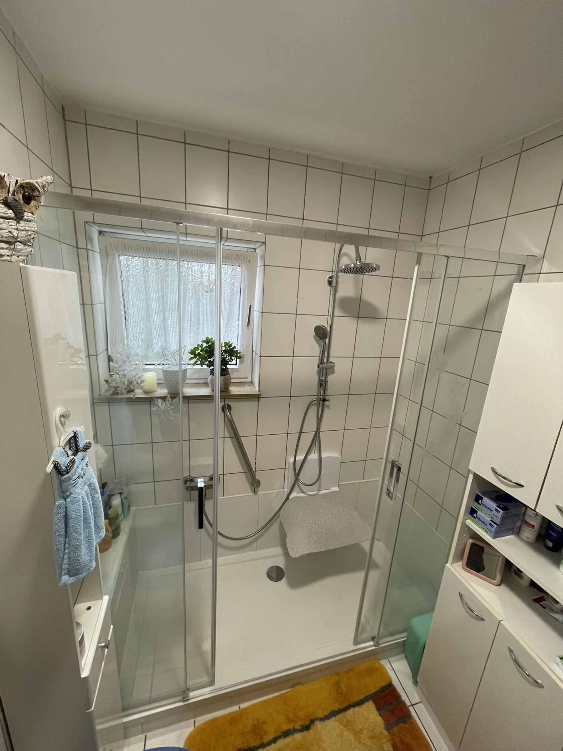 Moderne barrierefreie Walk-in-Dusche mit Regenkopfbrause – Badumbau von BADMEISTER