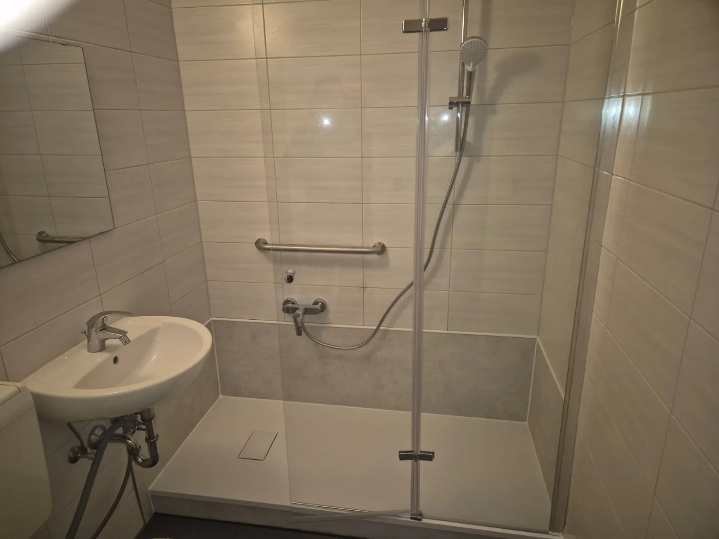 Saniertes Bad mit moderner Dusche nach dem Umbau