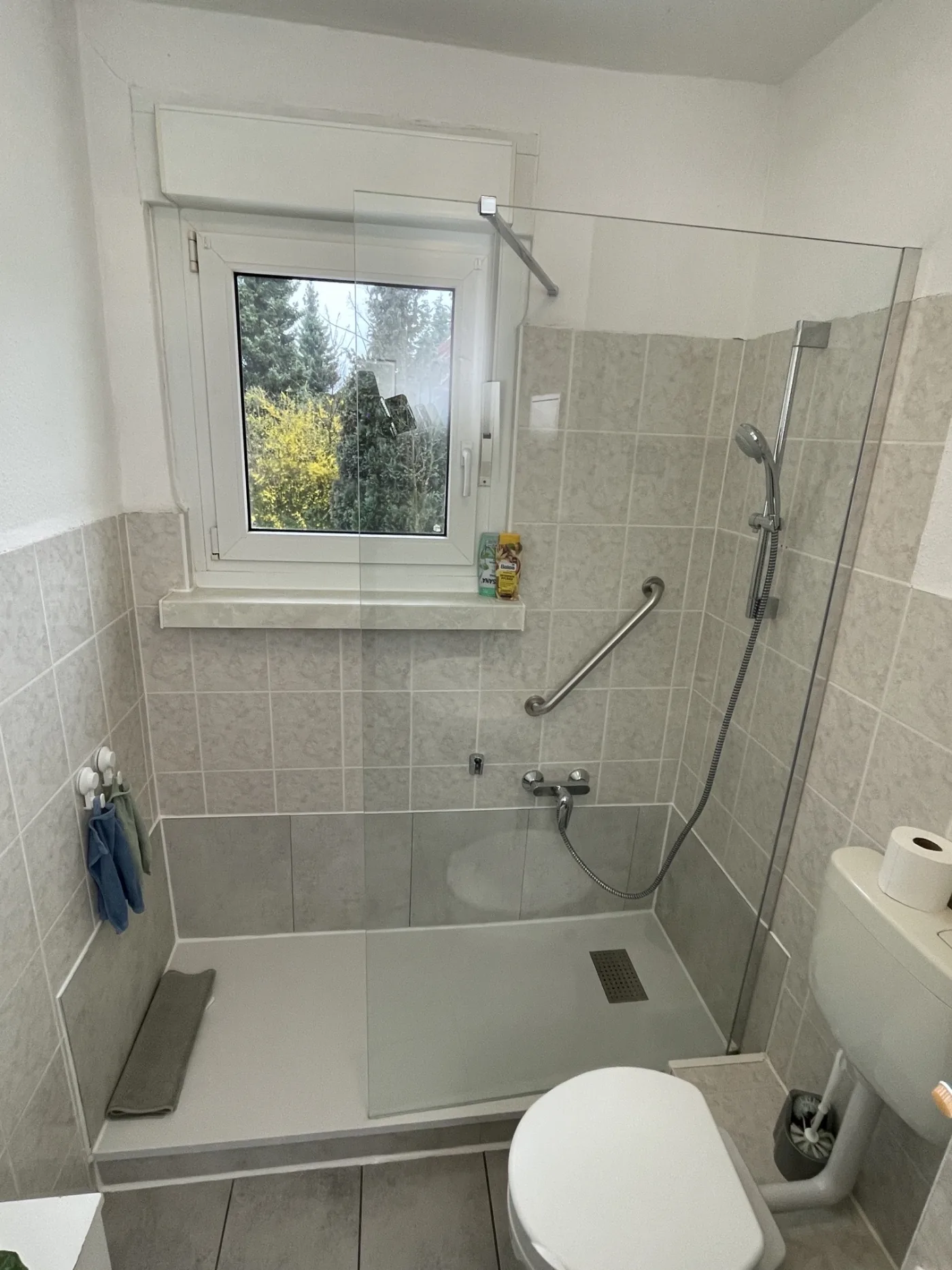 Helle moderne Dusche aus einem BADMEISTER-Projekt