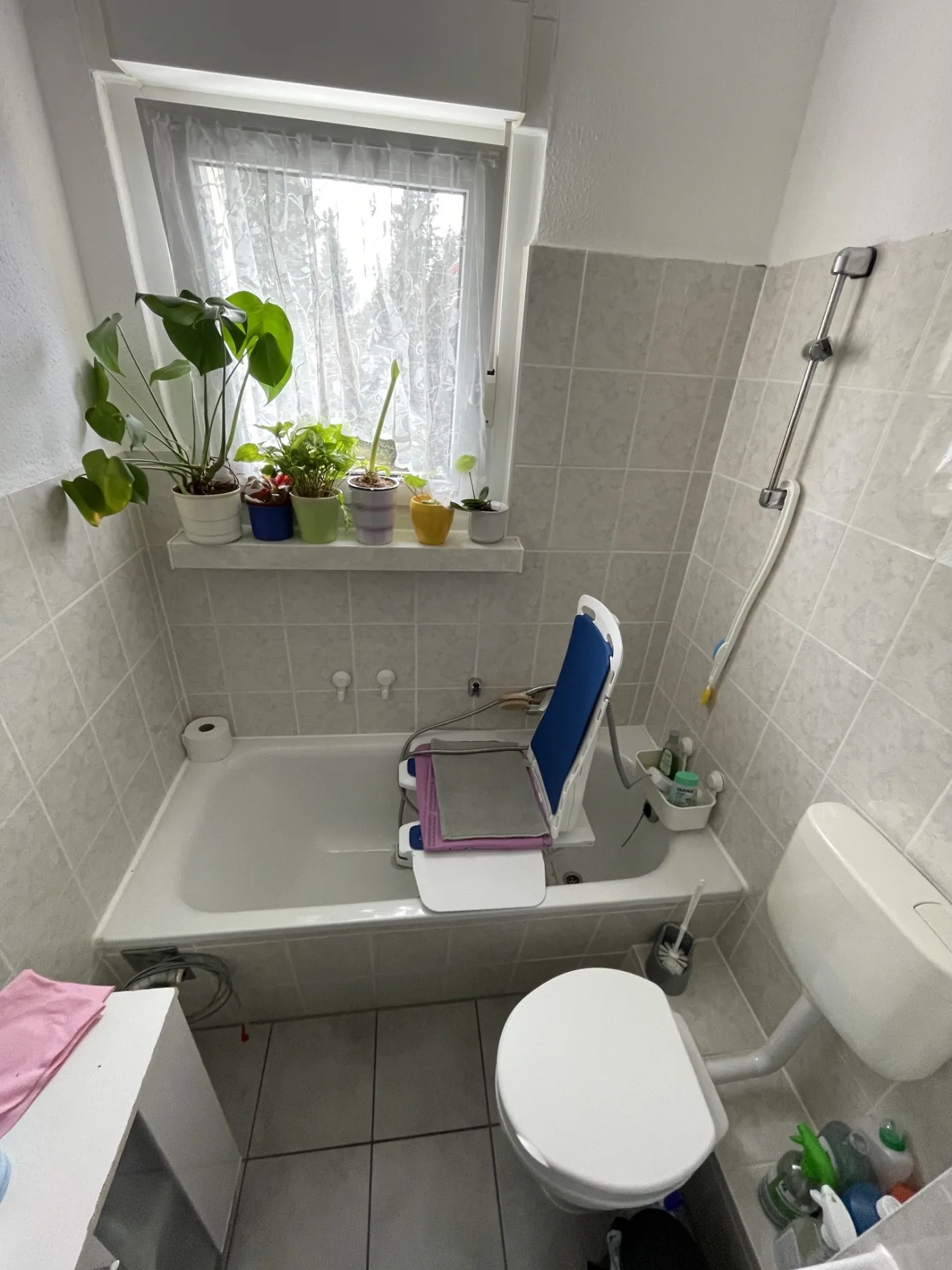 Bestandsbad mit Badewanne vor dem Umbau