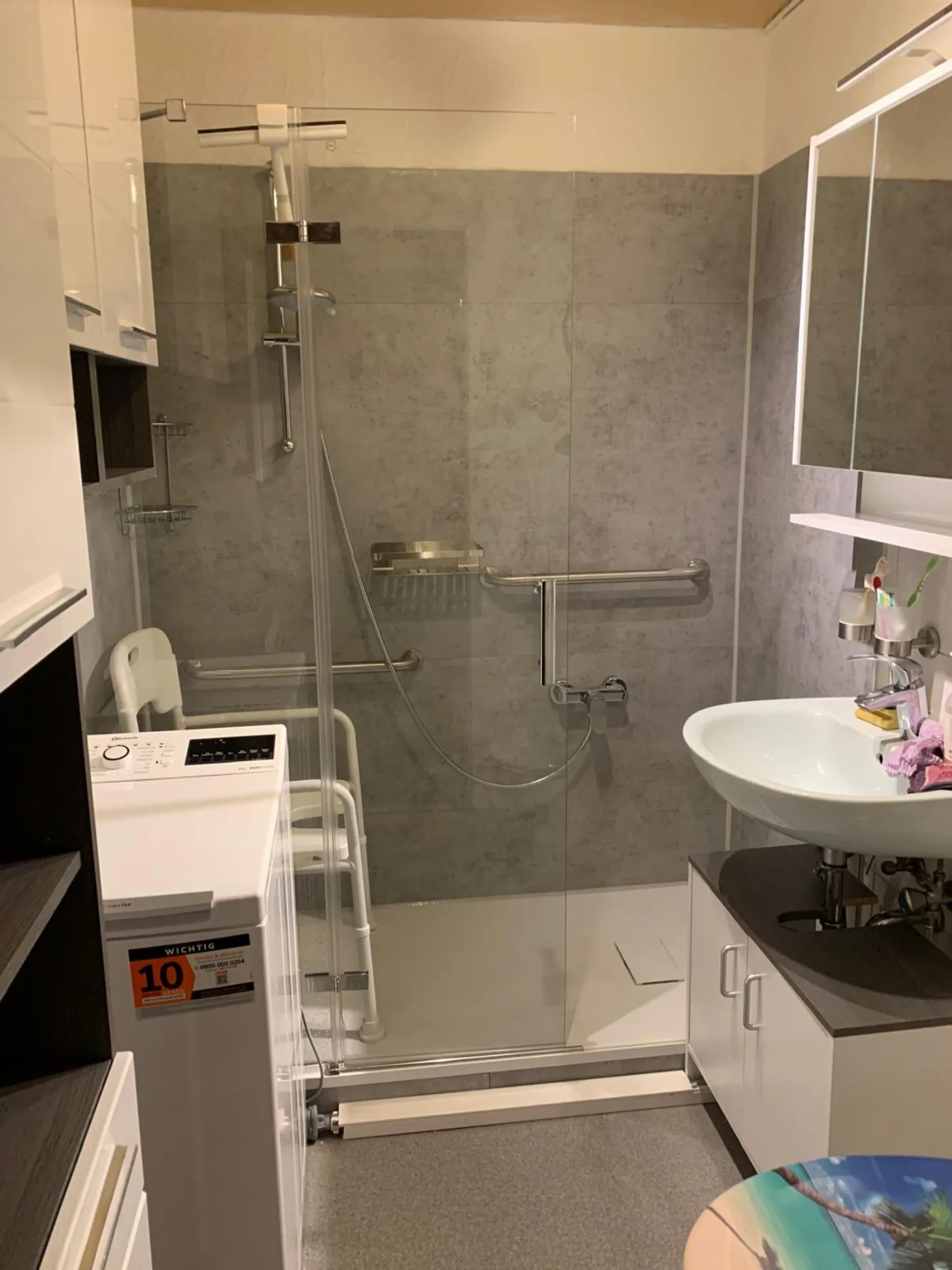 Saniertes Bad mit moderner Dusche nach dem Umbau