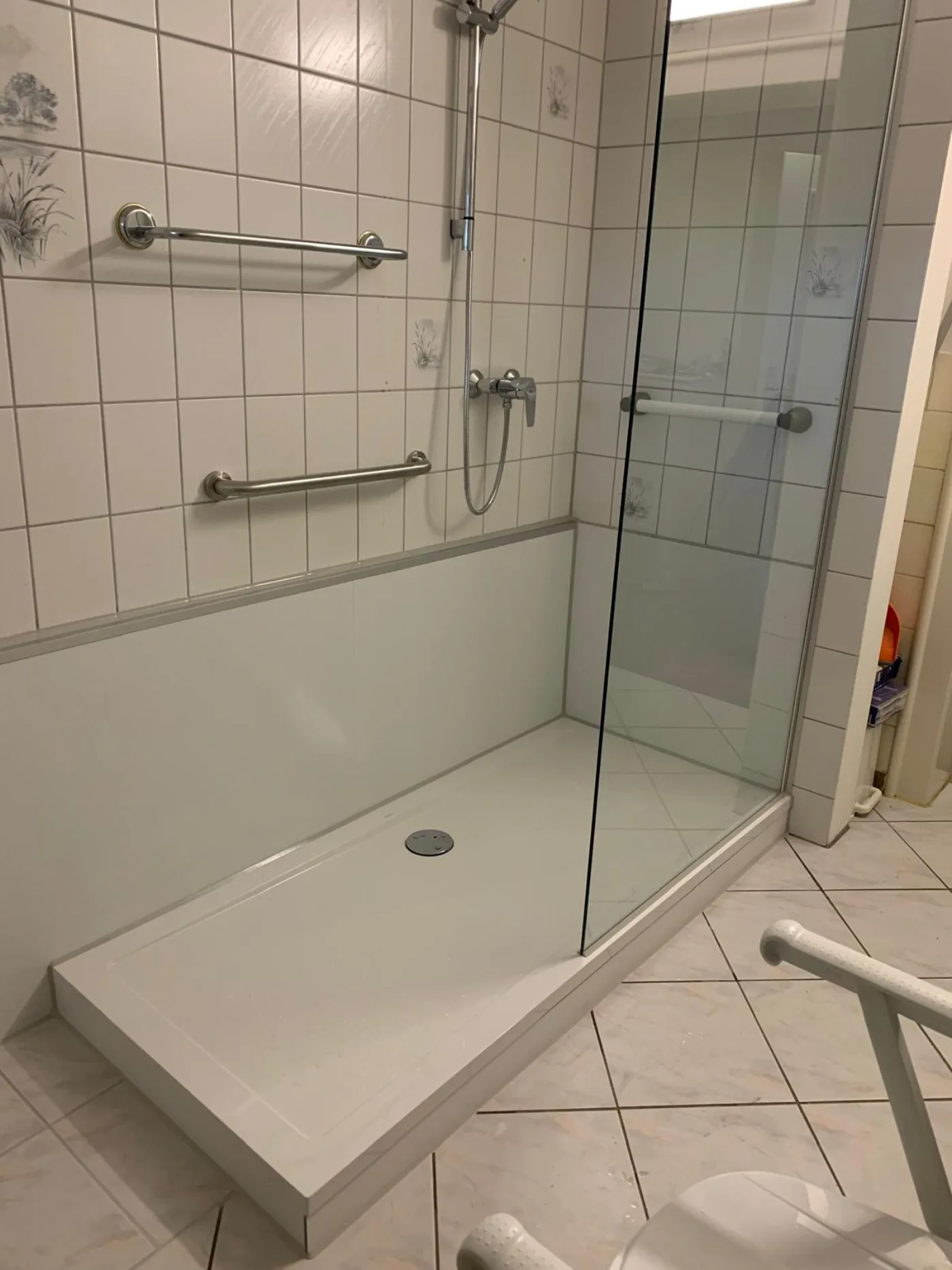 Barrierefreie Dusche mit Haltegriffen und Glaswand – Beispiel aus einem BADMEISTER-Projekt