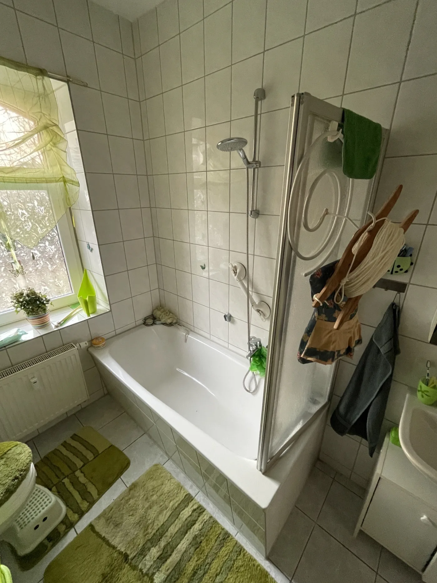Bestandsbad mit alter Badewanne vor der Sanierung